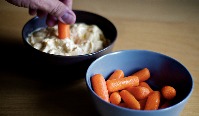 1 Cup Baby Carrots With 2 Tbsp Hummus – 100 Calories